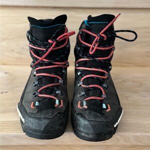La Sportiva Aequilibrium LT GTX women mountaineering boots